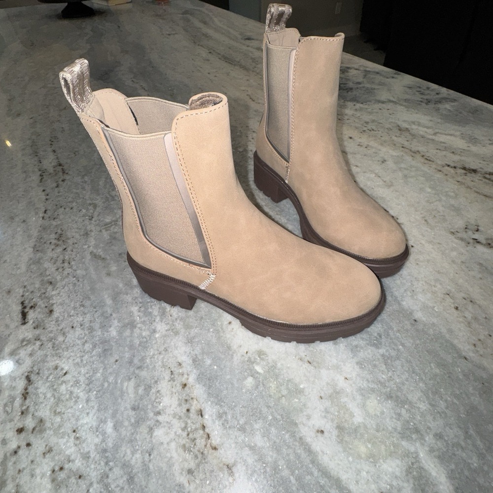 NWOB Rocket Dog Women's 7 Iggie Chelsea Boots Light Brown‎ Taupe Suede Combat